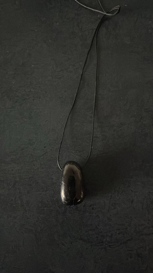 Pendentif de protection chargé à l'essence de la Santa Muerte